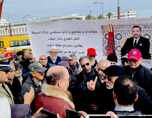 مستخدمو الحافلات المتقاعدون يحتجون بالبيضاء ويطالبون العمدة بالحوار