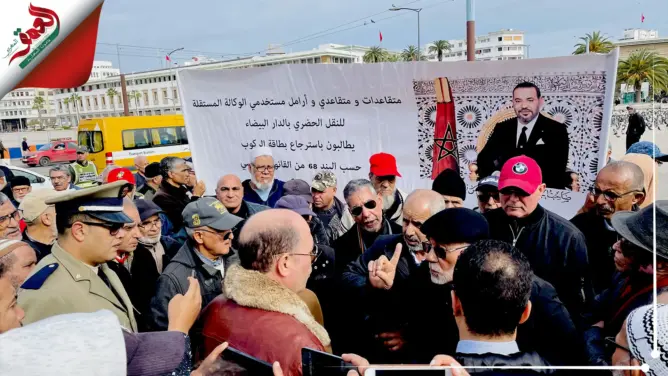 مستخدمو الحافلات المتقاعدون يحتجون بالبيضاء ويطالبون العمدة بالحوار