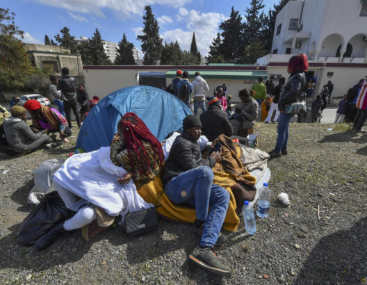 مهاجرون أفارقة يحتمون بسفارات بلدانهم بعد حملة القمع ضدهم بتونس