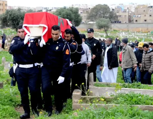 بالبكاء والصراخ وحضور أمني كبير.. تشييع جثمان شرطي الرحمة بالدار البيضاء (فيديو)