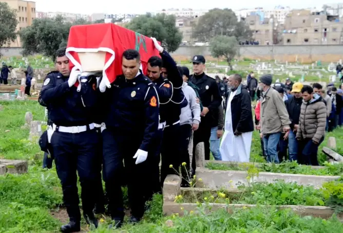 بالبكاء والصراخ وحضور أمني كبير.. تشييع جثمان شرطي الرحمة بالدار البيضاء (فيديو)