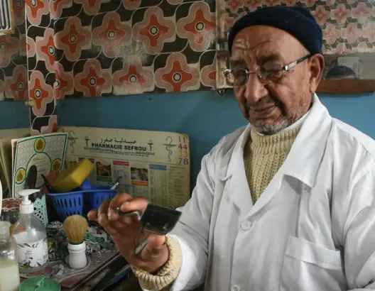 عمره يتجاوز 83 سنة.. قصة أقدم حلاق بصفرو