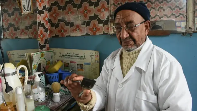 عمره يتجاوز 83 سنة.. قصة أقدم حلاق بصفرو