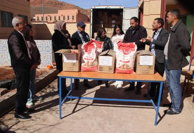 مؤسسة ورزازات الكبرى توزع مساعدات غذائية على متضررين من الثلوج والبرد