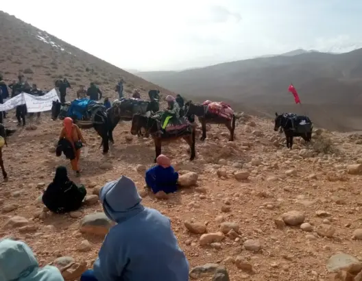 العزلة والتهميش تخرجان سكان “تيغانمين” في مسيرة على الأقدام والدواب نحو عمالة تنغير