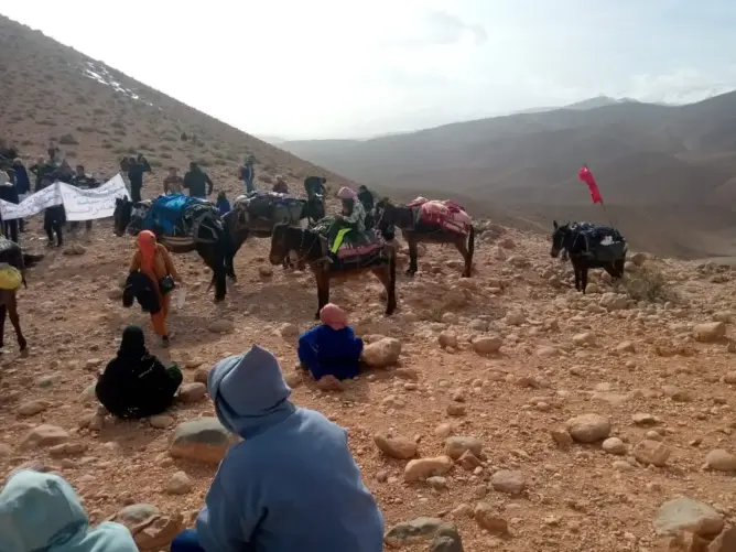 العزلة والتهميش تخرجان سكان “تيغانمين” في مسيرة على الأقدام والدواب نحو عمالة تنغير