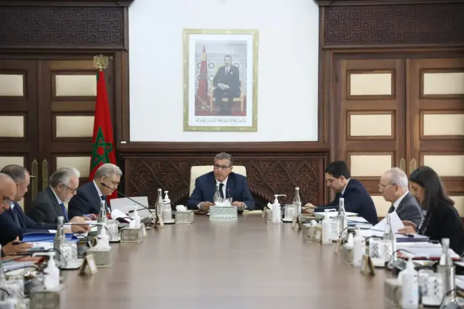 أخنوش يستنفر وزراءه للتعامل بصرامة مع المضاربين بالأسعار