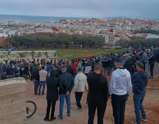 المئات يشيعون جثمان الطفلة سلمى بالفنيدق وسط مطالب بمحاسبة المسؤولين عن وفاتها (فيديو)