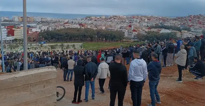 المئات يشيعون جثمان الطفلة سلمى بالفنيدق وسط مطالب بمحاسبة المسؤولين عن وفاتها (فيديو)