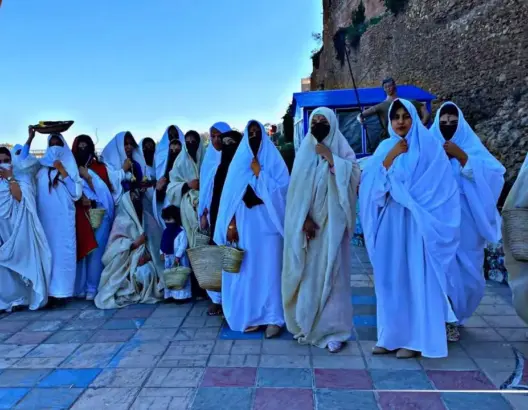 فتيات أزمور تتزين بـ”الحايك” المغربي الأصيل ويجوبن المدينة العتيقة