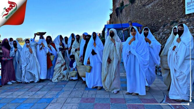 فتيات أزمور تتزين بـ”الحايك” المغربي الأصيل ويجوبن المدينة العتيقة