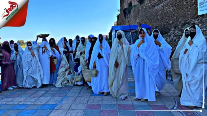 فتيات أزمور تتزين بـ”الحايك” المغربي الأصيل ويجوبن المدينة العتيقة