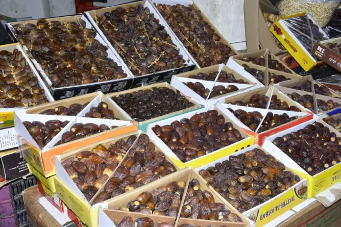 قبل أيام من رمضان .. إقبال كبير على التمور المغربية بفاس (فيديو)