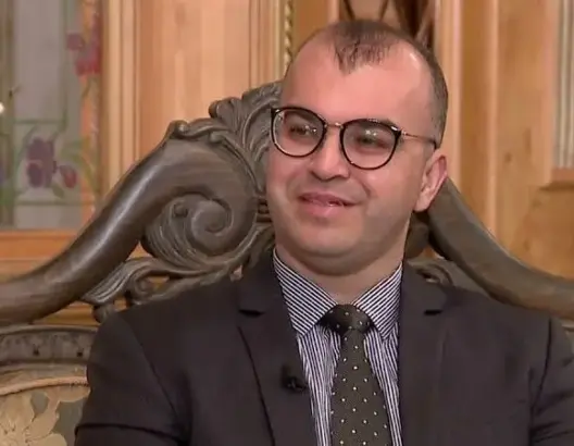 هشام المكي: يرصد الأدوار الفعلية لوسائل التواصل الاجتماعي وانعكاساتها على الأفراد
