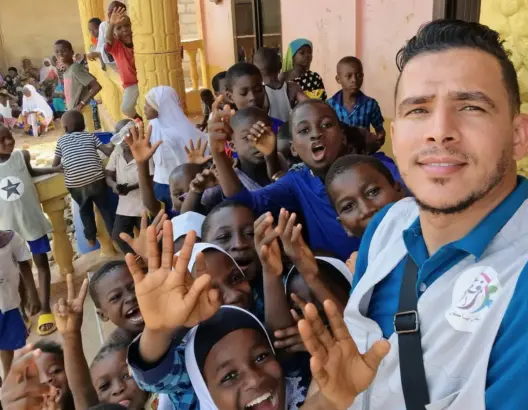 مغربي يبني مسجدا ويحفر آبارا بغانا