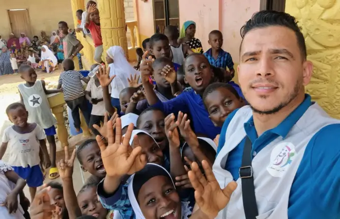 بعد نشاطه في المغرب.. أنزيض يوسع مبادرات “رفقاء الخير” إلى دول إفريقية ويحط الرحال بغانا (فيديو)