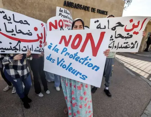 إفراج القضاء الفرنسي عن “البيدوفيل بوتييه” يُشعل احتجاجات أمام سفارة باريس بالرباط