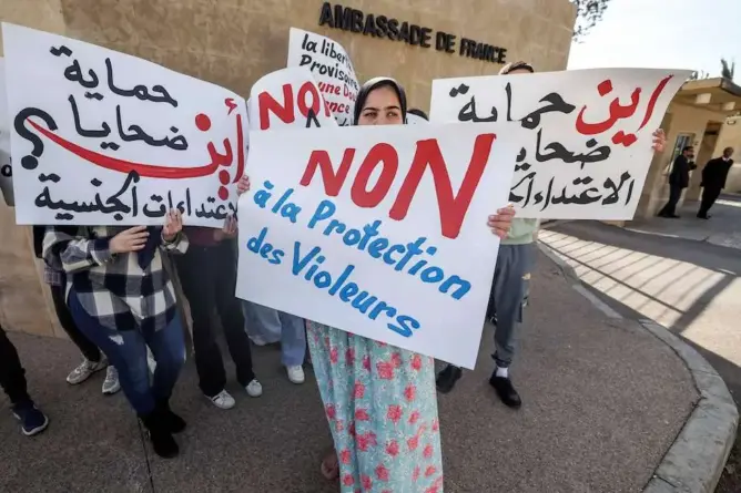 إفراج القضاء الفرنسي عن “البيدوفيل بوتييه” يُشعل احتجاجات أمام سفارة باريس بالرباط