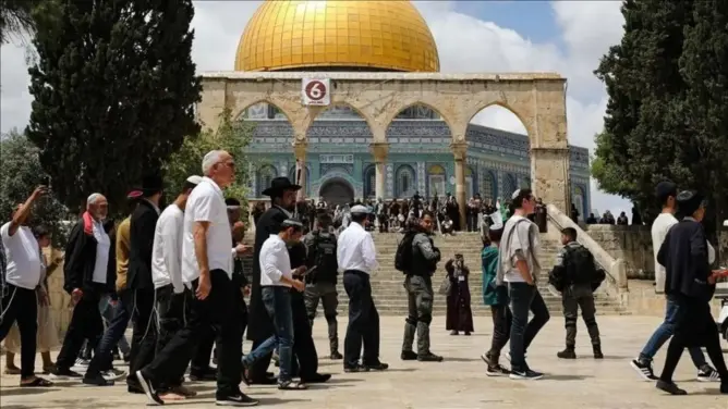 تحت حماية الاحتلال.. المستوطنون يقتحمون الأقصى ويرفعون رايات “الهيكل” المزعوم