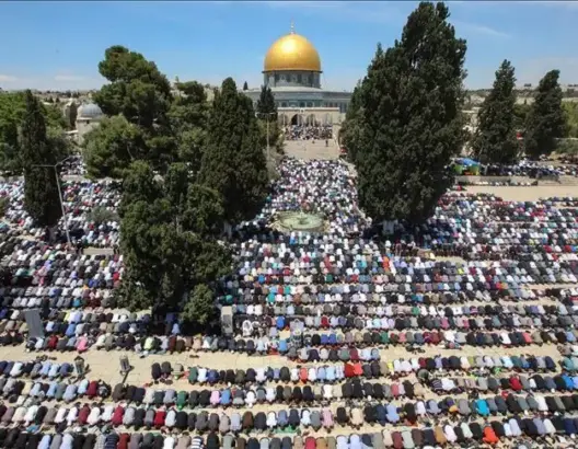 نحو 250 ألف شخص يؤدون صلاة الجمعة بالمسجد الأقصى