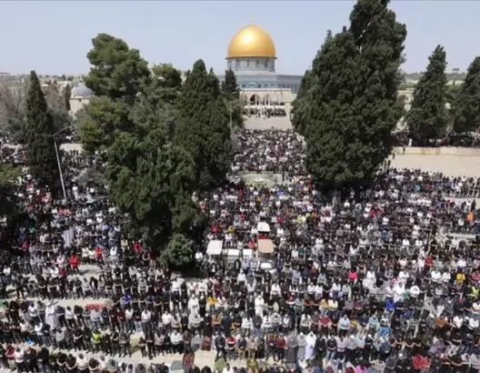 رغم القيود الإسرائيلية.. 130 ألف فلسطيني يصلون الجمعة الثالثة من رمضان بالأقصى