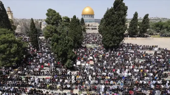 رغم القيود الإسرائيلية.. 130 ألف فلسطيني يصلون الجمعة الثالثة من رمضان بالأقصى