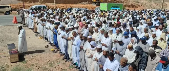 انتُشل بعد 12 ساعة حفر .. تشييع جنازة شاب سقط في بئر بزاكورة