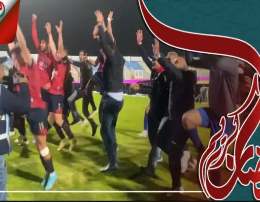 الحيداوي يحتفل رفقة اللاعبين بطريقة هستيرية