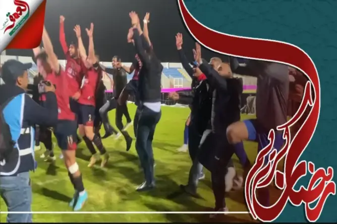 الحيداوي يحتفل رفقة اللاعبين بطريقة هستيرية