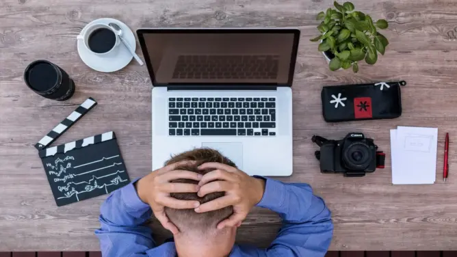 صناعة المحتوى.. هوس يسيل لعاب المراهقين والعوني: أرباح تساوي دخل موظف يشتغل دون ضغط