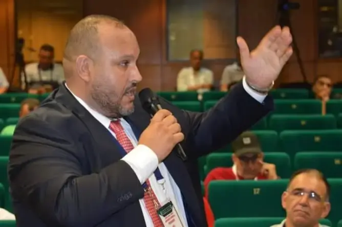 رئيس جماعة سيدي إفني يعتدي جسديا على صحافي بأكادير (فيديو)