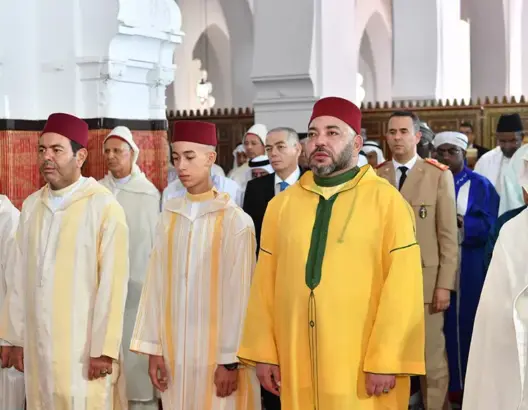 الملك يؤدي صلاة عيد الفطر بالمسجد المحمدي بالدار البيضاء ويتقبل التهاني
