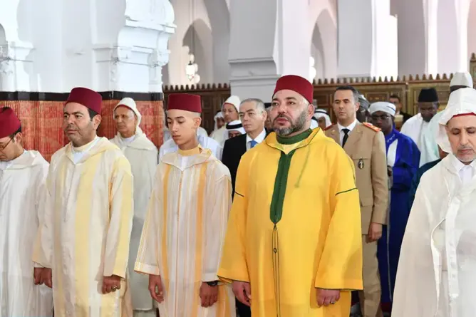 الملك يؤدي صلاة عيد الفطر بالمسجد المحمدي بالدار البيضاء ويتقبل التهاني