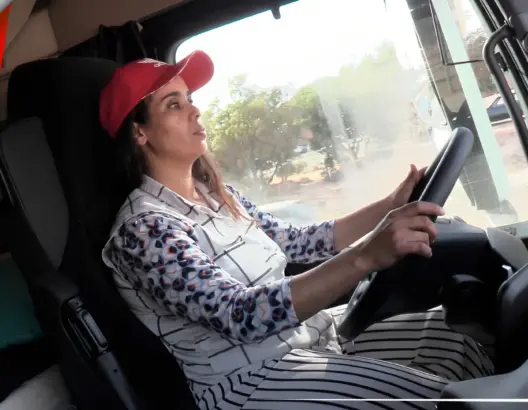 جميلة.. أرملة تتحدى الصعاب بقيادة شاحنة للنقل الدولي