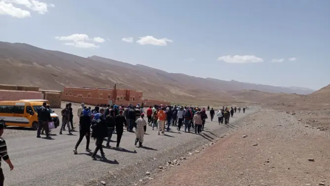 قانون التعمير يخرج دواوير “أيت حديدو” في مسيرة على الأقدام صوب عمالة تنغير