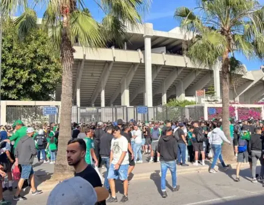 “الكاف” يدخل على خط “فوضى دونور” ويدين سلوك الجماهير في المغرب وتونس