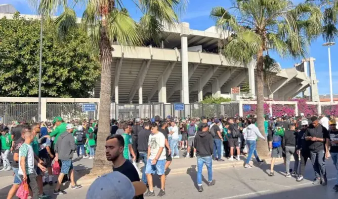 “الكاف” يدخل على خط “فوضى دونور” ويدين سلوك الجماهير في المغرب وتونس