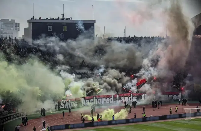 هل تؤجج قرارات منع تنقل الجماهير ظاهرة العنف في الملاعب المغربية؟