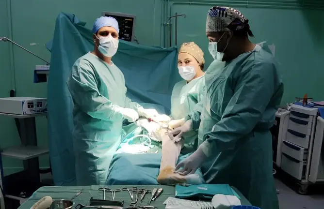 نجاح أول عملية زراعة ورك اصطناعي كامل بمسشتفى أزيلال