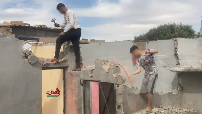 مصرع شاب وإصابة آخرين أثناء هدم منازل صفيحية بسيدي بنور.. والسلطات تفتح تحقيقا (صور)