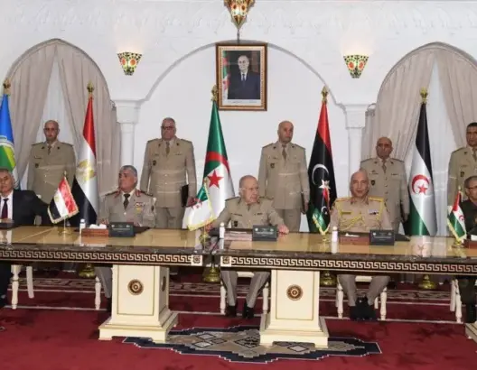 خبير مغربي يقلل من أهمية جلوس مصر وليبيا بجانب البوليساريو في لقاء عسكري
