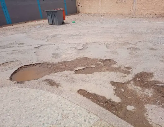 تاوريرت تتحول لملعب “كولف”.. نشطاء يطلقون حملة نشر صور حفر المدينة (صور)