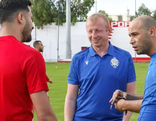 خاص.. خلافٌ مع فندربروك يُعجل برحيل صابر عن الوداد والناصيري يبحث عن خلفه