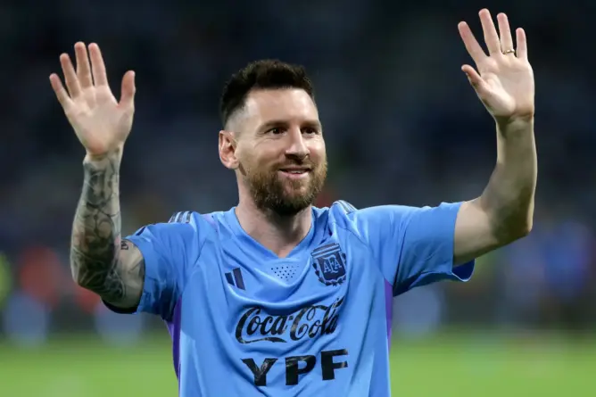 ميسي ينفي اتفاقه مع الهلال السعودي ويعلن حسم قراره نهاية الموسم