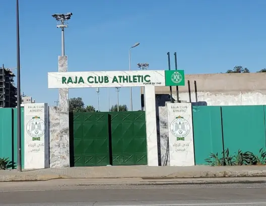 مصادر “العمق” تكشف مخرجات اجتماع حكماء الرجاء بحثا عن حلول لأزمة النادي 