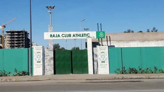 مصادر “العمق” تكشف مخرجات اجتماع حكماء الرجاء بحثا عن حلول لأزمة النادي 