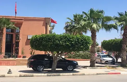سيارات تابعة لـ”الدولة” تحتل الرصيف العام بمدينة بركان (صور)