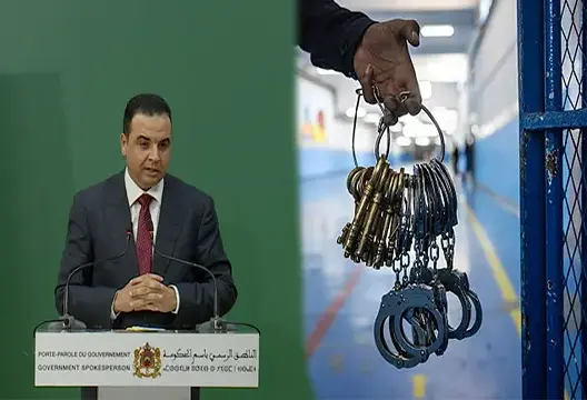 الحكومة تناقش إصدار "عقوبات بديلة" لتخفيض عدد المعتقلين وأشار بايتاس، إلى أن مشروع قانون العقوبات البديلة، يتم الاشتغال عليه بشكل " دقيق ومعمق"، ليعالج المشكل دون أن يمس بالثوابت المهمة في القانون المغربي، مشيرا إلى أن جملة من القوانين المرتبطة بالمجال معروضة حاليا للنقاش. ويتعلق مشروع العقوبات البديلة، بإيجاد وسائل زجرية أخرى غير تلك السالبة للحرية، في حق المحكومين بعقوبة سجنية لا تتجاوز سنتين كحد أقصى وذلك بهدف تقليص عدد السجناء وتقليص كلفة نزولهم بالمؤسسات السجنية، وذلك بتحديد عقوبات بديلة تتعلق بتنفيذ المحكوم عليه بعض الالتزامات تهم المنفعة العامة مقابل حريته.