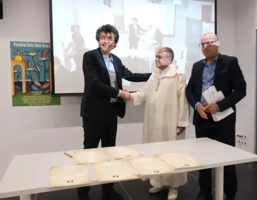 جماعة القصر الكبير تشارك في ملتقى بسبتة المحتلة.. مستشار يعتبرها مسًّا بالسيادة الوطنية والرئيس يوضح (صور)