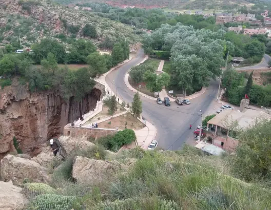 موقع إمي نفري بدمنات.. معجزة طبيعية تقاوم الإهمال وتنتظر تدخل المسؤولين